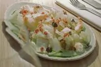 Молодая капуста с креветками, йогуртом и травами