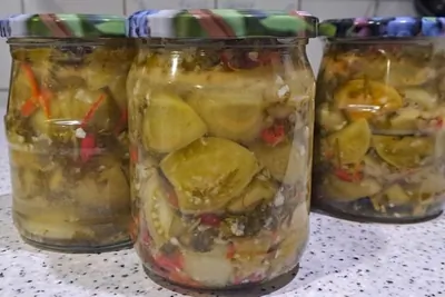 Зеленые помидоры с чесноком и зеленью на зиму