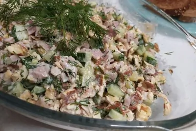 Салат с яичным блинчиком, свежим огурцом и копченым цыпленком