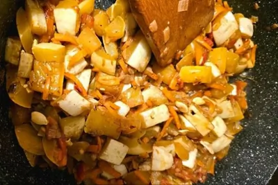 Кабачки, тушенные с овощами