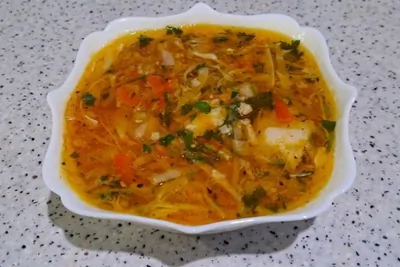 Борщ из свиной лопатки с красным сладким перцем и петрушкой