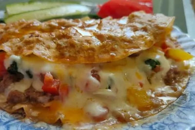 Лепешка с фаршем и овощами на завтрак