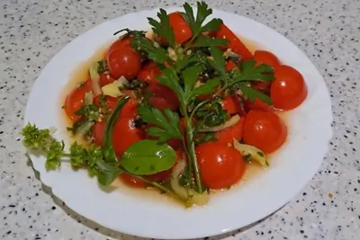 Ароматные помидоры по-корейски с зеленым базиликом и петрушкой