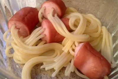 Макароны в сосисках