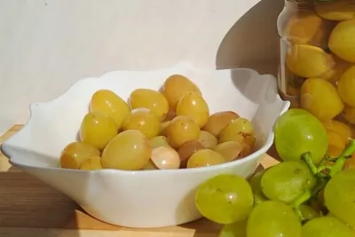 Маринованный виноград с базиликом и чесноком