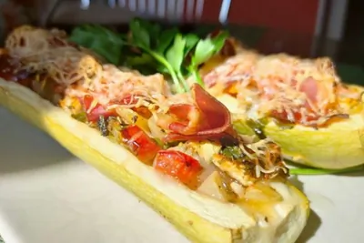 Кабачок запеченный с овощами, хамоном и сыром