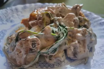 Шампиньоны со шпинатом в сливочном соусе