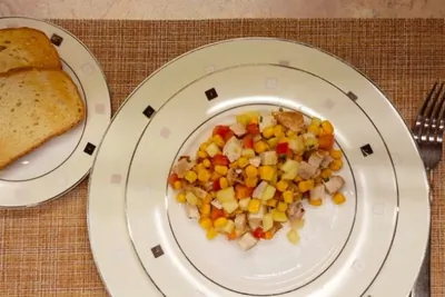 Салат с курицей, кукурузой и сладким перцем