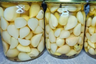 Маринованные зубчики чеснока