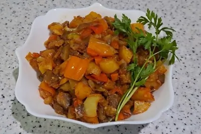 Овощное рагу с баклажаном на сковороде