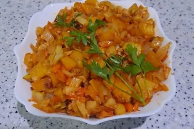 Овощное рагу с молодым кабачком на сковороде