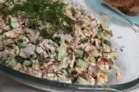 Салат с яичным блинчиком, свежим огурцом и копченым цыпленком