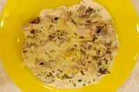 Куриные бедра с шампиньонами в сметанном соусе