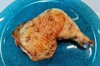 Куриный окорочок на сковороде