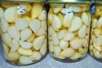 Маринованные зубчики чеснока