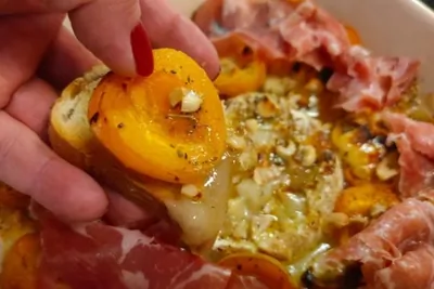 Абрикосы запеченные с сыром бри, дорблю, орехами и хамоном