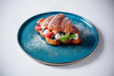 Круассан с маскарпоне и ягодами