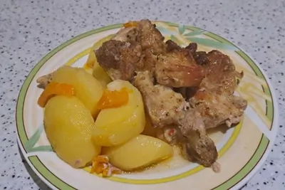 Свиная лопатка с молодым картофелем, запеченная в рукаве