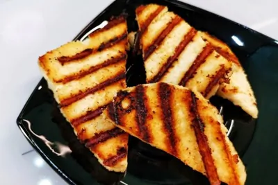 Жареный адыгейский сыр с чесноком