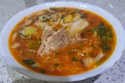 Борщ с копченым салом на свиных ребрах