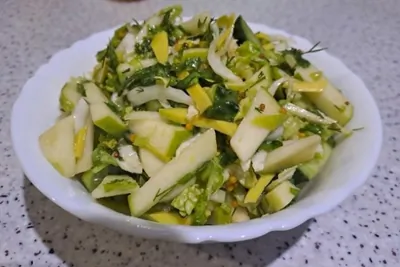 Салат из зеленых овощей с яблоком, авокадо и медово-горчичным соусом