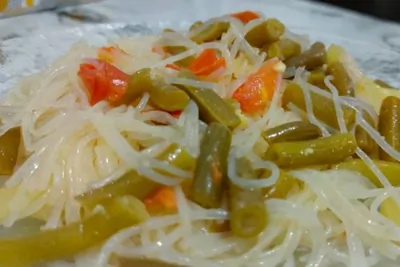 Фунчоза с зеленой фасолью, сладким перцем и помидорами