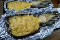 Курица запеченная в ананасе с сыром