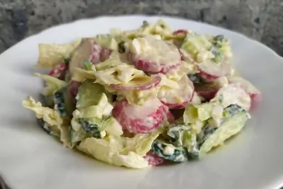 Салат с редисом и яйцом