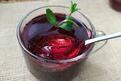 Желе из каркаде с виноградом