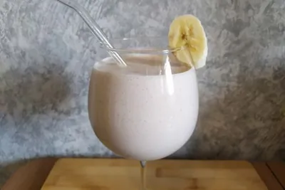 Белковый коктейль с бананом и овсянкой