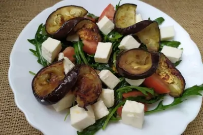 Салат с баклажанами и сыром фета
