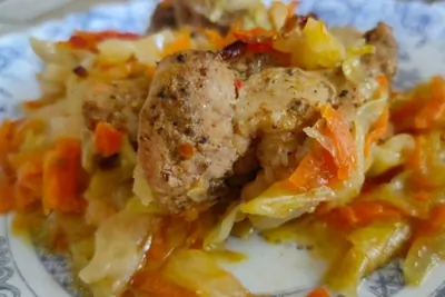 Свинина с капустой, морковью и помидорами в духовке