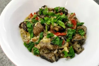 Шампиньоны со сметаной и сыром