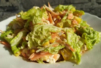 Салат с куриным филе и кукурузой