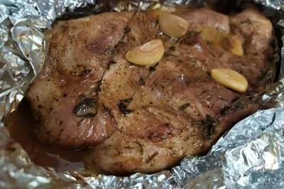 Лопатка, запеченная с чесноком и тимьяном