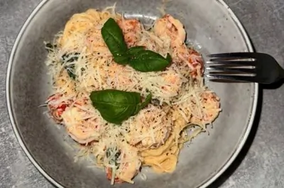 Паста с креветками, пармезаном, коктейльными томатами и базиликом