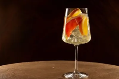 Сангрия на белом вине с яблоком и крыжовником