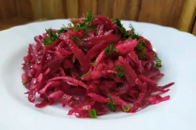 Салат из свежей свеклы с зеленым яблоком