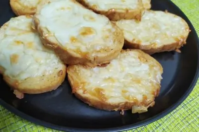 Чесночные гренки с сыром