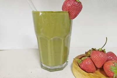 Смузи с клубникой, щавелем и грецким орехом