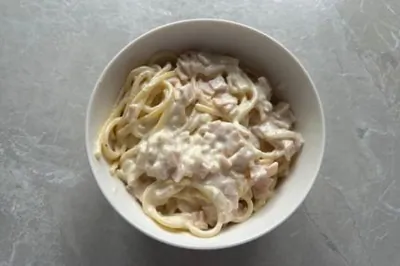 Макароны на сковороде с ветчиной в сливочном соусе