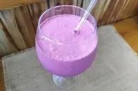 Молочный коктейль с черной смородиной