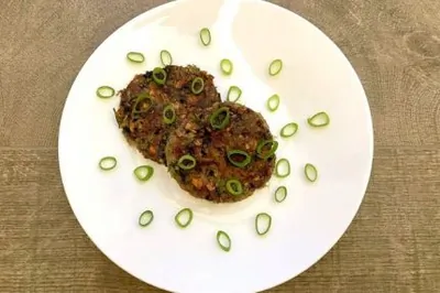 Рубленые бифштексы с грибами и зеленью