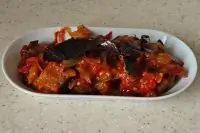 Тушеные баклажаны с помидорами и свежим базиликом