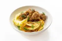 Фрикадельки в яблочно-сливовом соусе с глазированным фенхелем