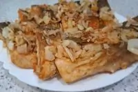 Карп жаренный на сковороде с луком