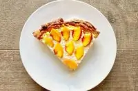 Пирог с творогом и нектаринами