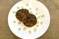 Рубленые бифштексы с грибами и зеленью