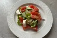 Овощной салат с моцареллой