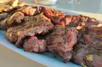 Говядина по-итальянски с чесноком и розмарином на мангале